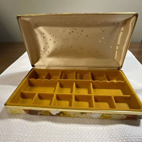 Vintage Floral  Travel jewelry box. Gold satin lid interior with gold velvet - Picture 2 of 9